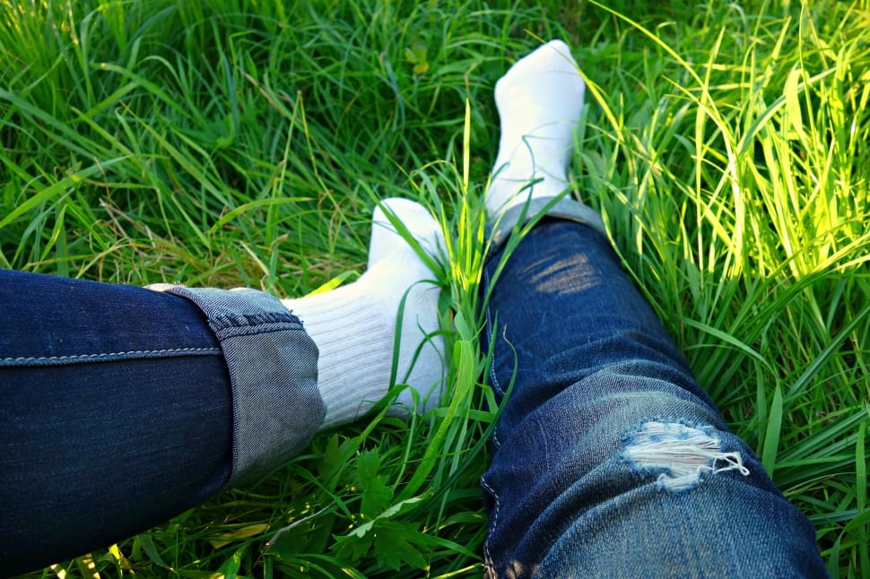 șosete albe în iarbă
