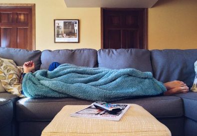 canapea sau pat cu saltea in sufragerie