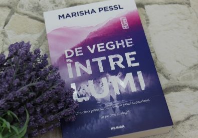 De veghe între lumi, Marisha Pessl