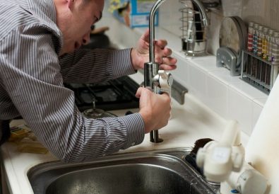 Instalator repara robinet