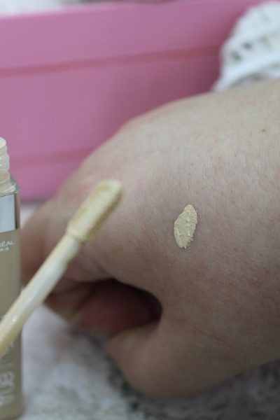 corector lichid L’Oreal Paris True Match The One swatch nuanta Ivory 1.N