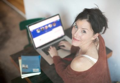 femeie care lucrează la laptop