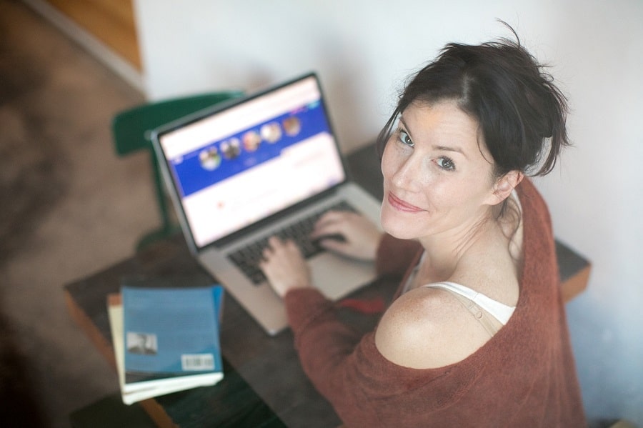 femeie care lucrează la laptop