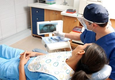 stomatolog -pacient implant dentar