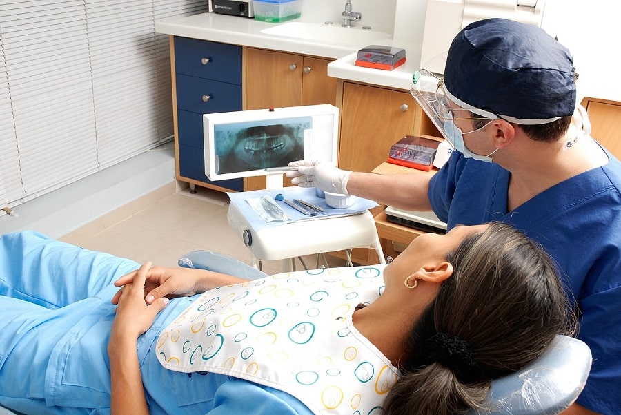 stomatolog -pacient implant dentar