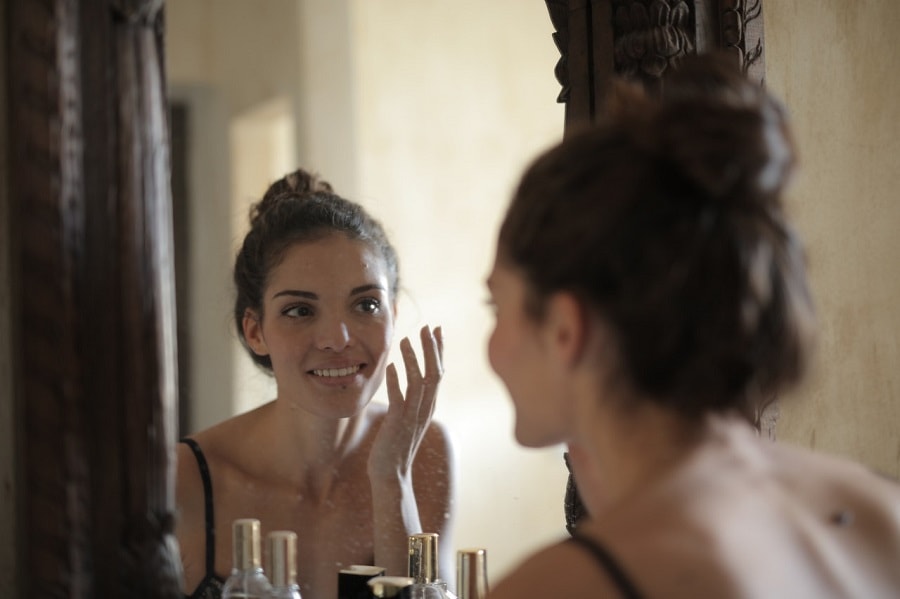 femeie în oglindă
