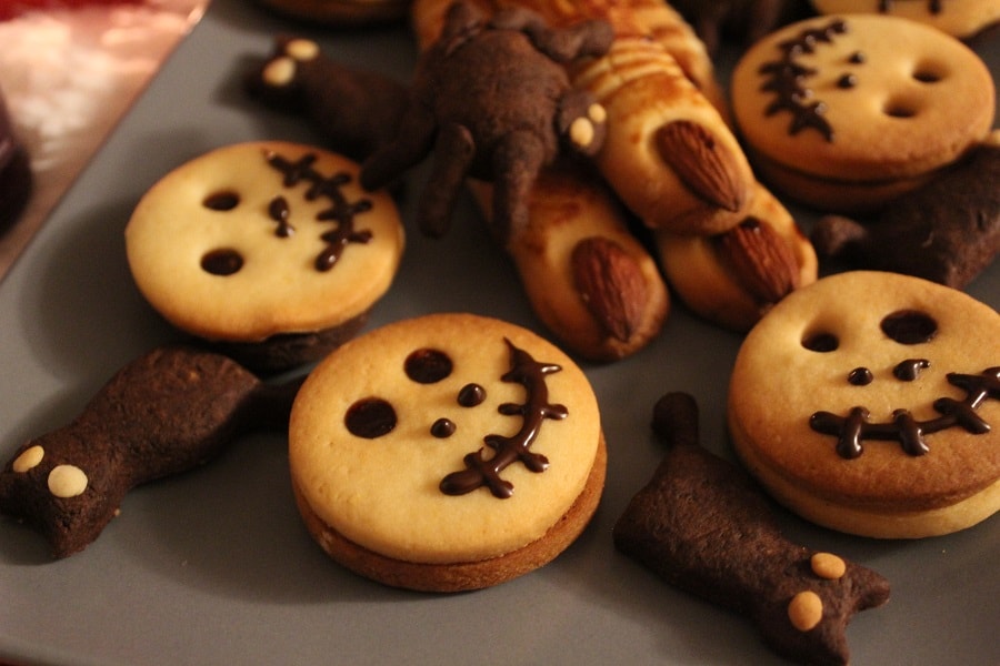dulciuri de Halloween rețete simple fursecuri degete de vrăjitoare, biscuiți zombie, biscuiți păianjeni, biscuiți pisici negre