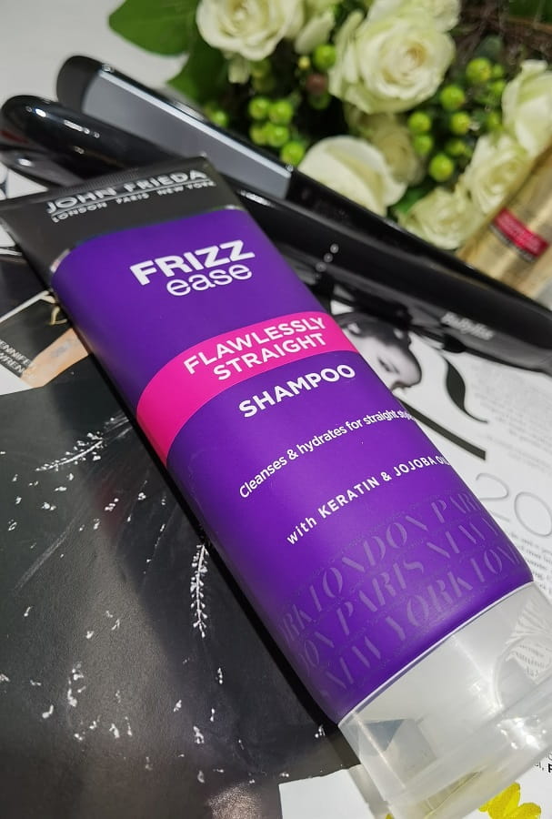 Șamponul pentru netezirea și hidratarea părului John Frieda Frizz Ease Flawlessly Straight Shampoo